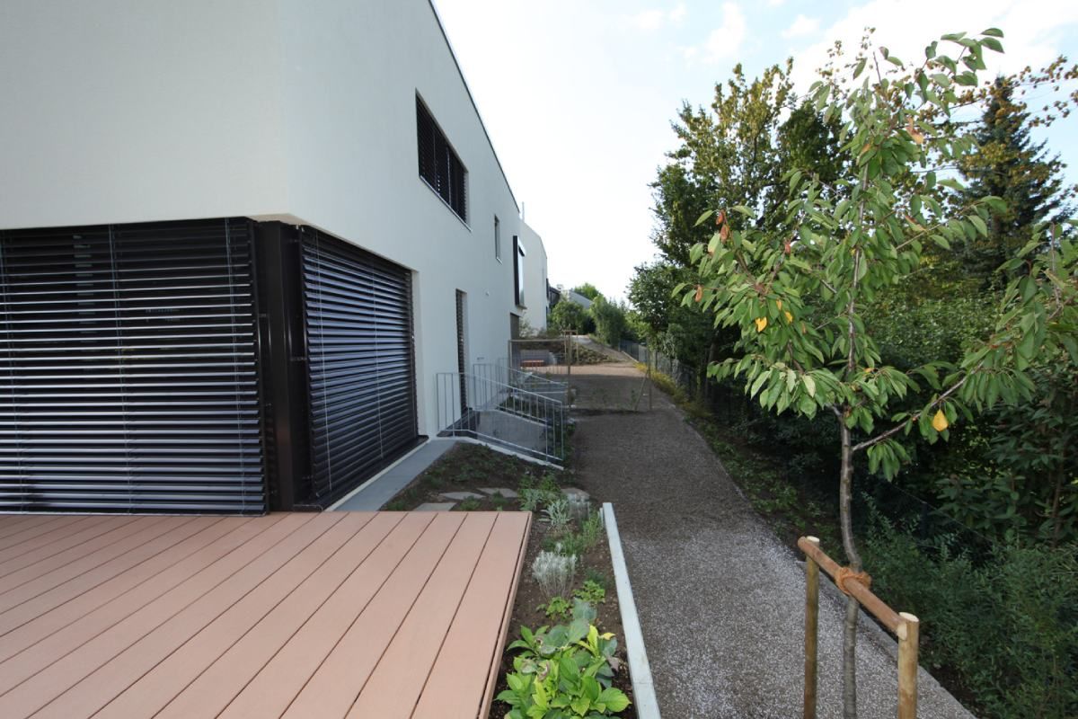 HS Gartenbau GmbH Terrasse mit Holzboden