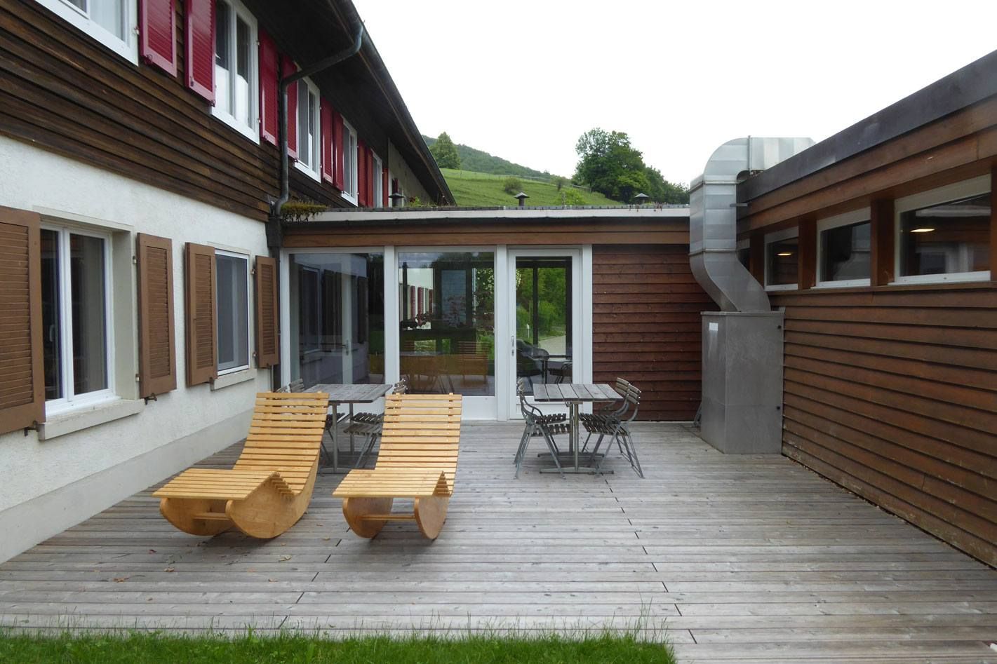 HS Gartenbau GmbH Terrasse mit Holzliegen