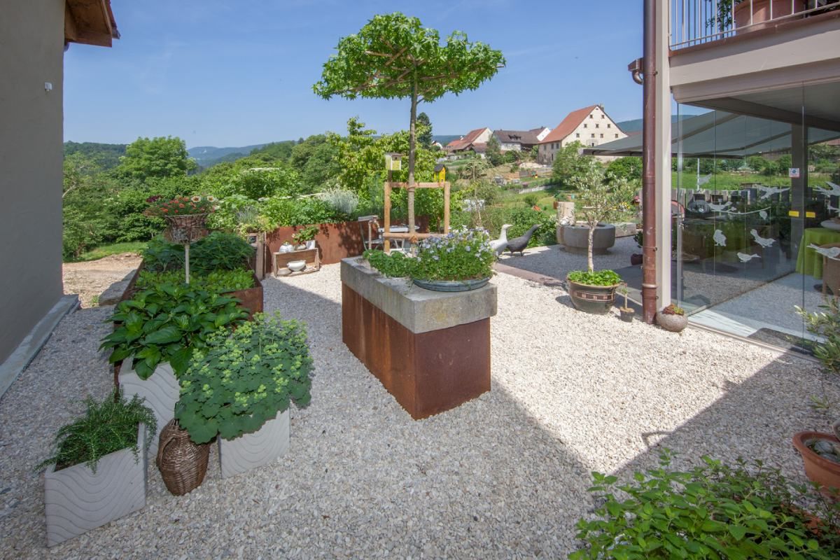 HS Gartenbau GmbH Terrasse mit hellem Stein