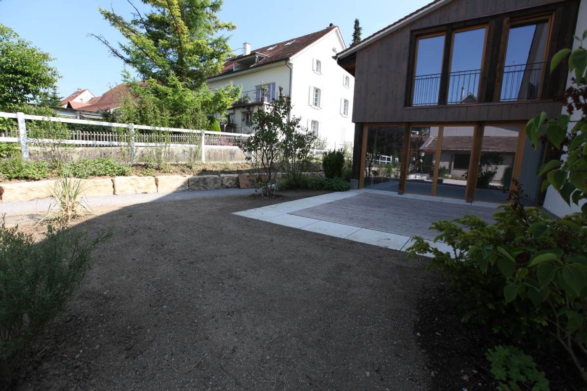 HS Gartenbau GmbH Terrasse umgeben von erdigem Boden