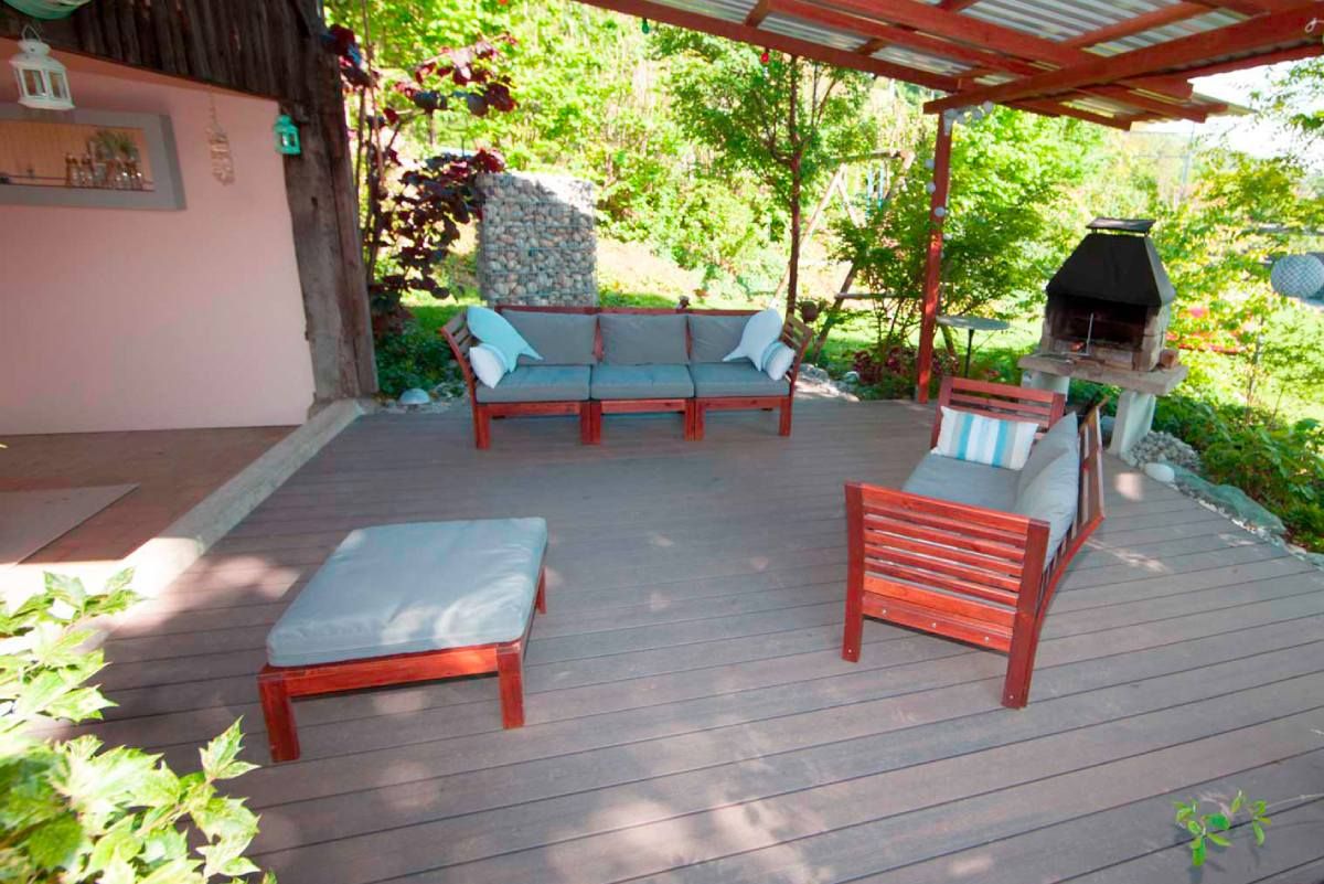 HS Gartenbau GmbH Gartenterrasse aus Holz mit Holzmöbeln