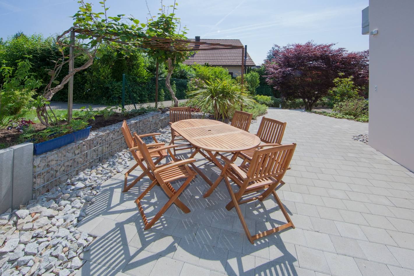 HS Gartenbau GmbH Terrasse mit Holzmöbeln
