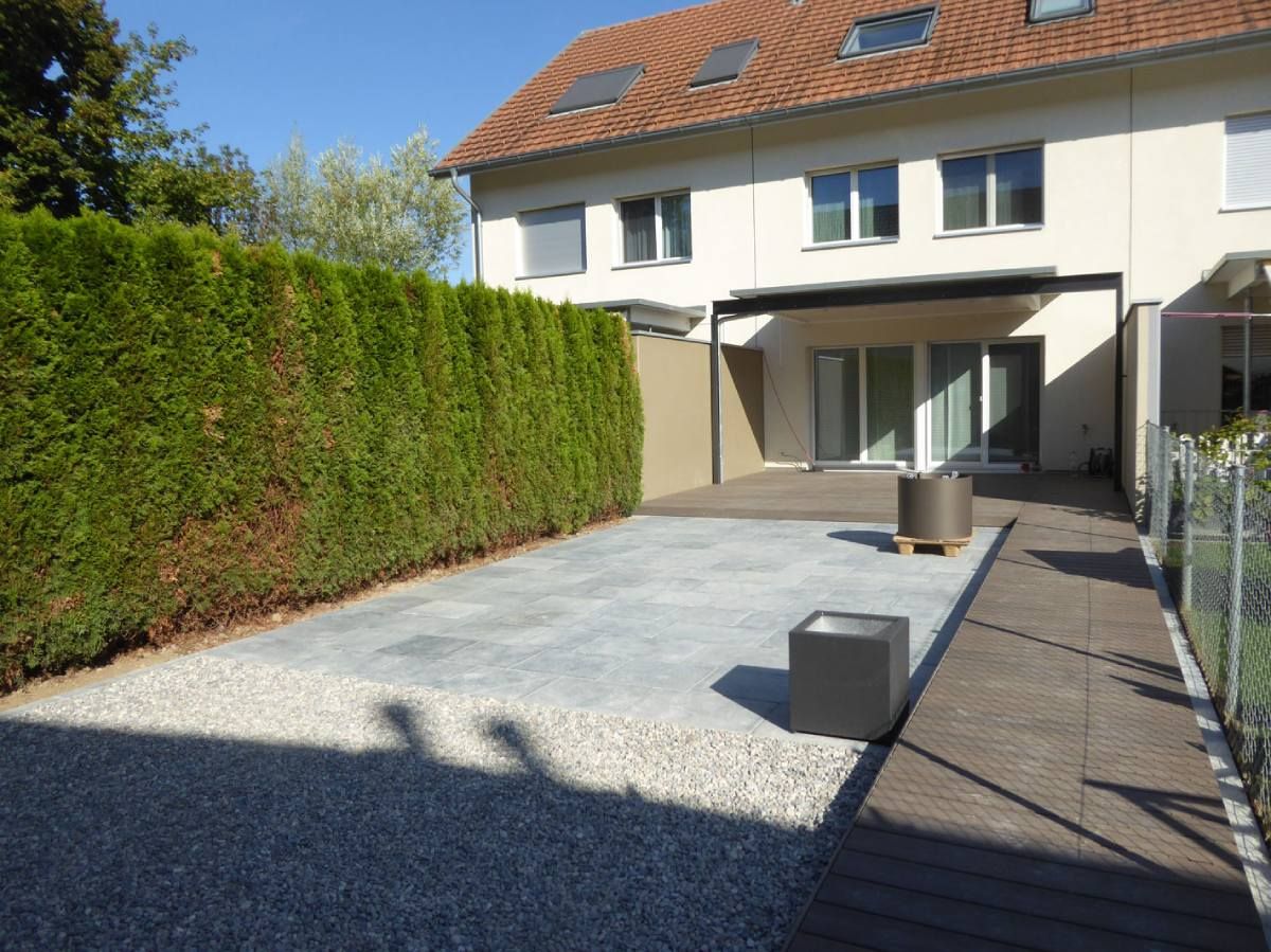 HS Gartenbau GmbH Garten mit Heckenzaun