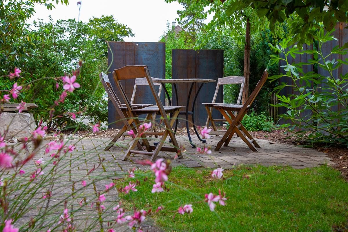 HS Gartenbau GmbH Terrasse mit Stühlen