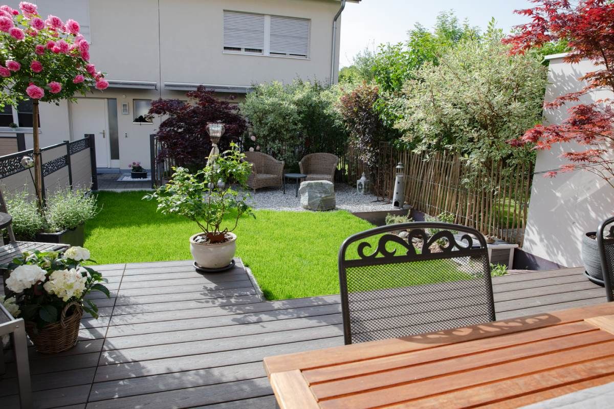 HS Gartenbau GmbH Terrasse an einer Wiese