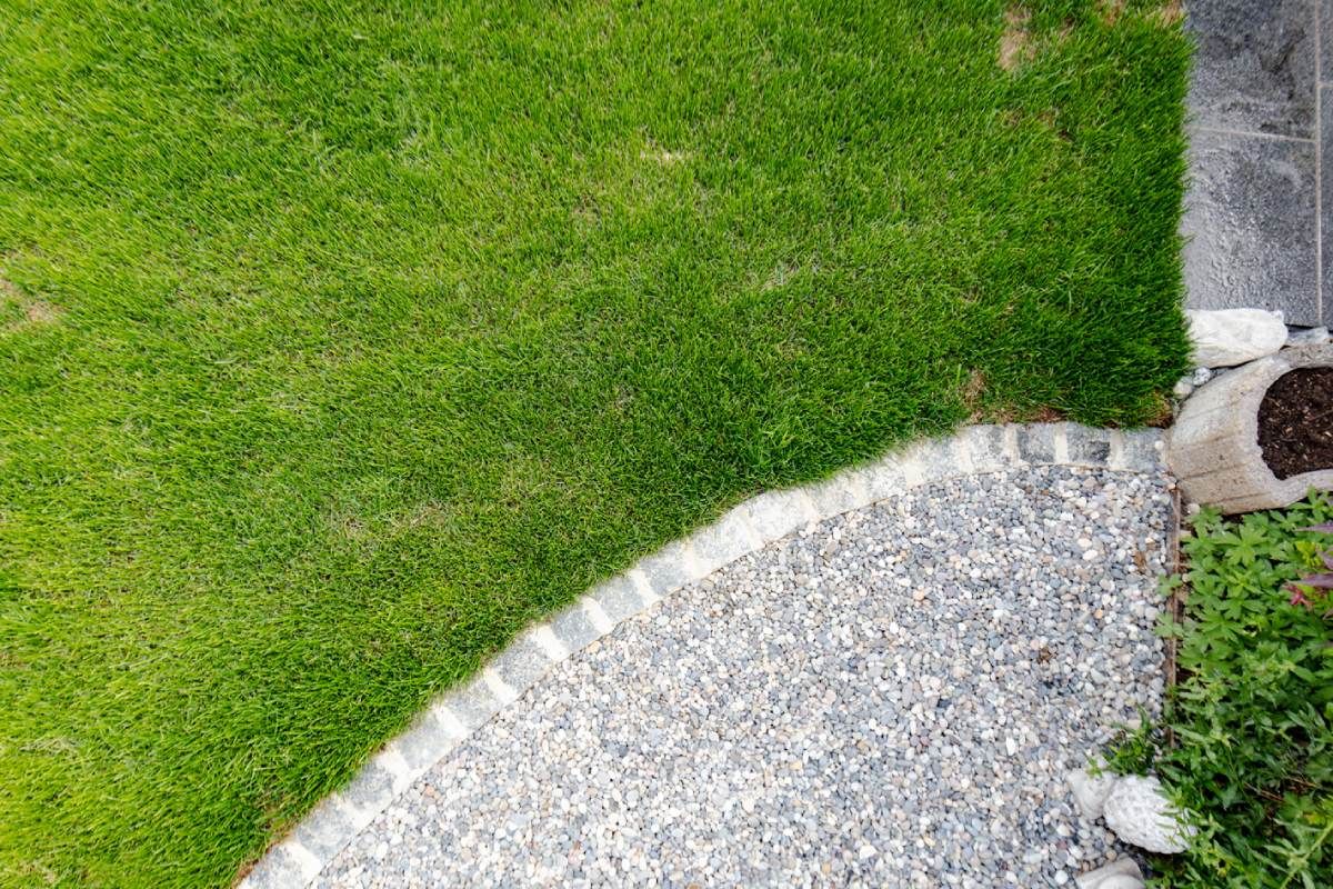 HS Gartenbau GmbH Kiesweg neben gepflegter Wiese